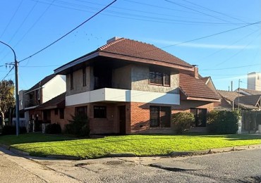 casa 4 amb con parque y cochera en Barrio Los Pinares